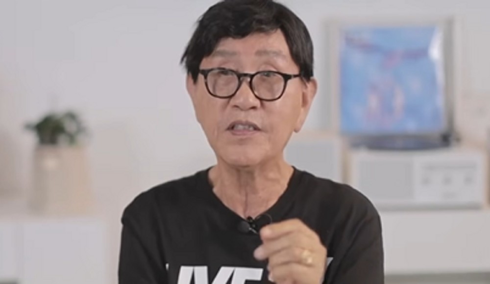 노란 수영복에 섹시한 몸매 어필하는 존예 처자