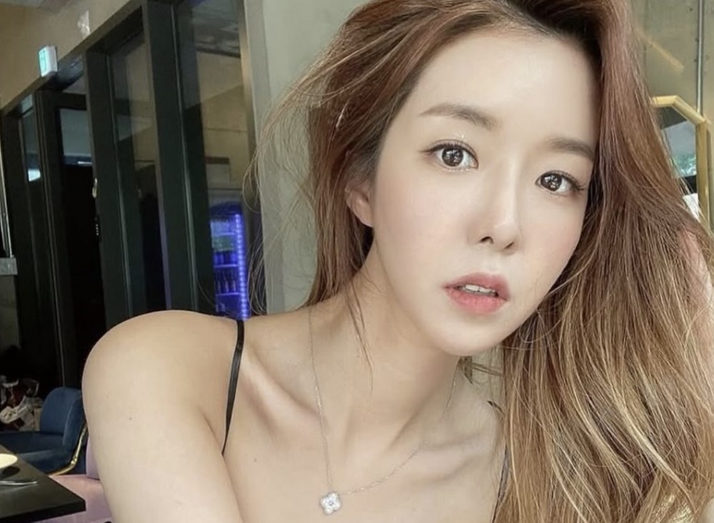 노란 수영복에 섹시한 몸매 어필하는 존예 처자