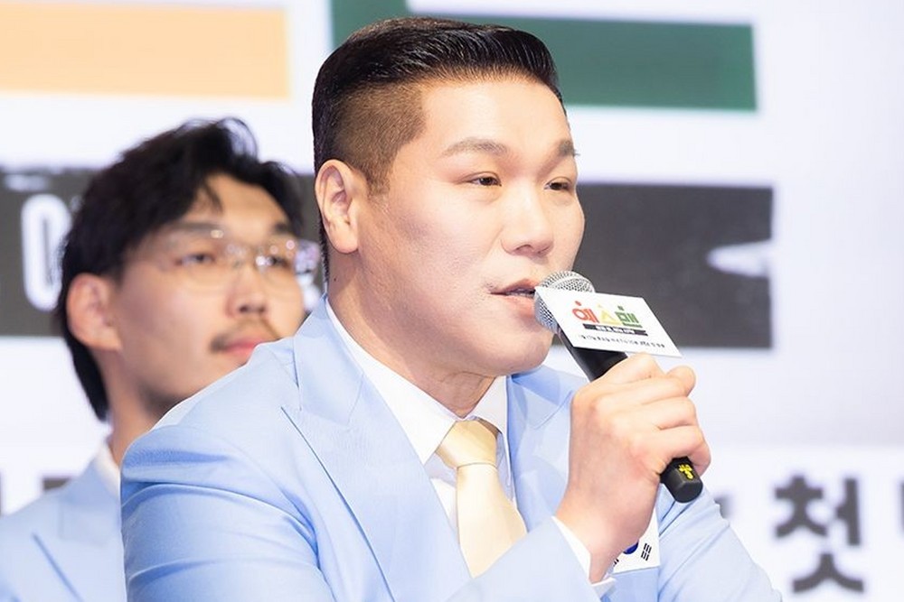 노란 수영복에 섹시한 몸매 어필하는 존예 처자