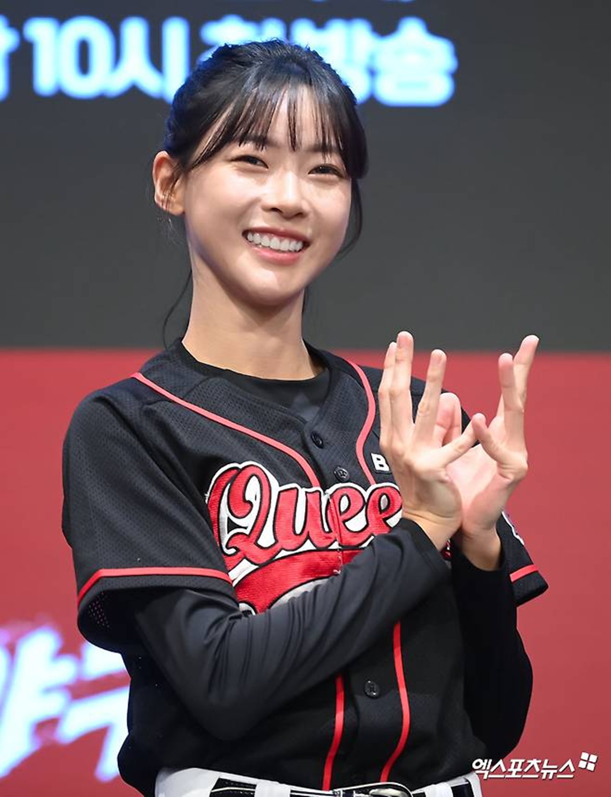 노란 수영복에 섹시한 몸매 어필하는 존예 처자