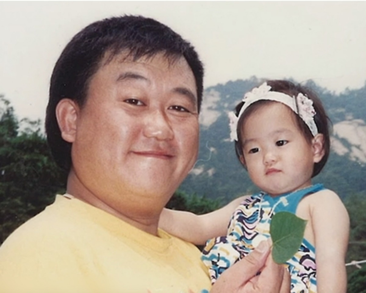 노란 수영복에 섹시한 몸매 어필하는 존예 처자