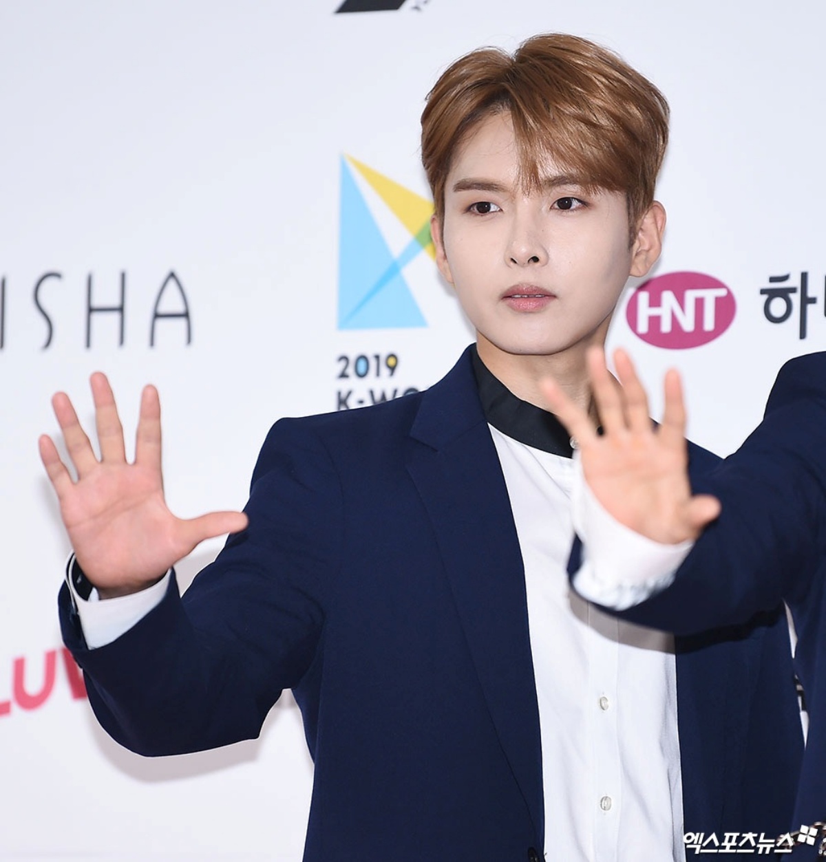 노란 수영복에 섹시한 몸매 어필하는 존예 처자