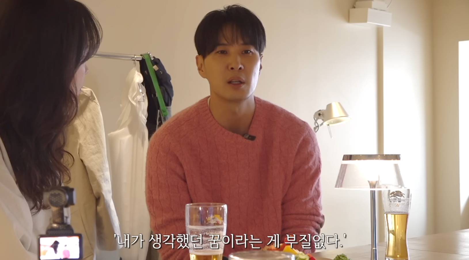 노란 수영복에 섹시한 몸매 어필하는 존예 처자