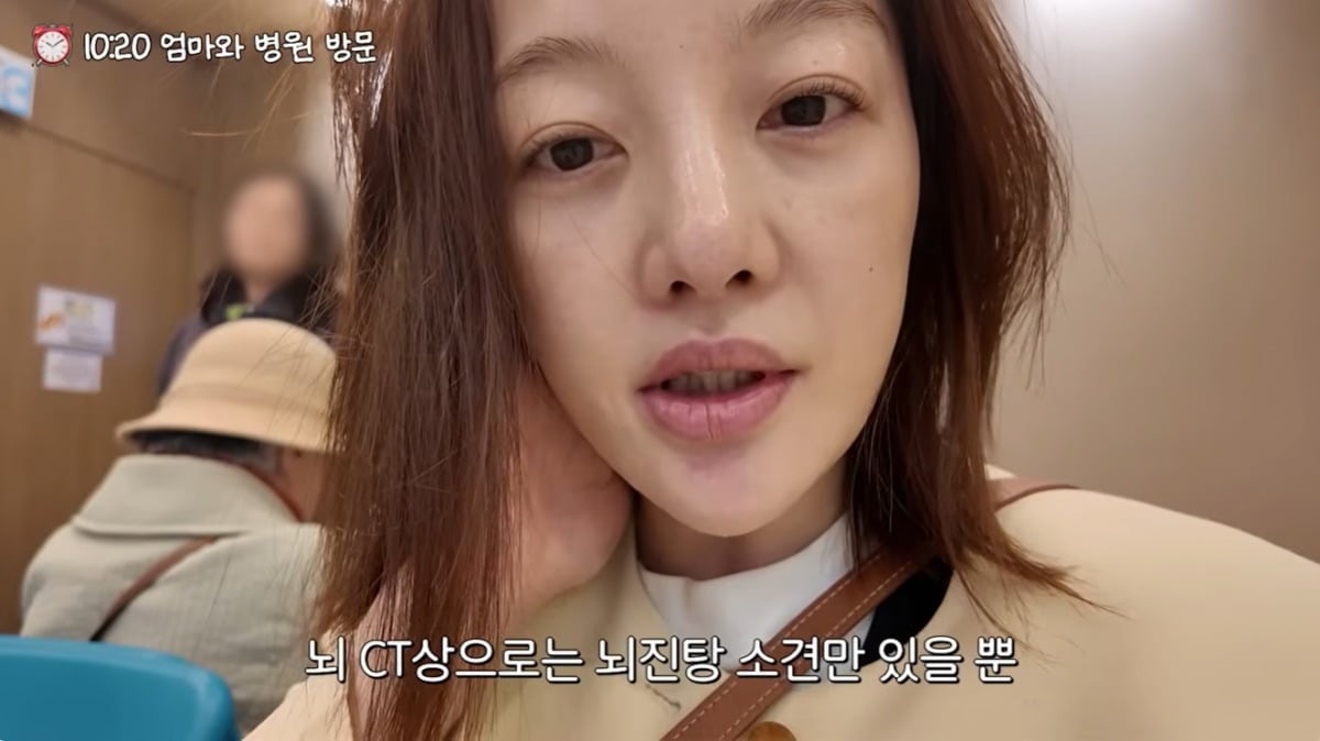 노란 수영복에 섹시한 몸매 어필하는 존예 처자