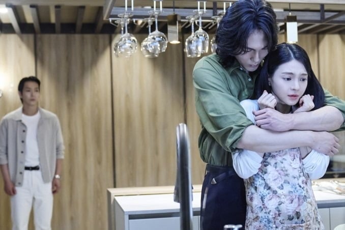 노란 수영복에 섹시한 몸매 어필하는 존예 처자