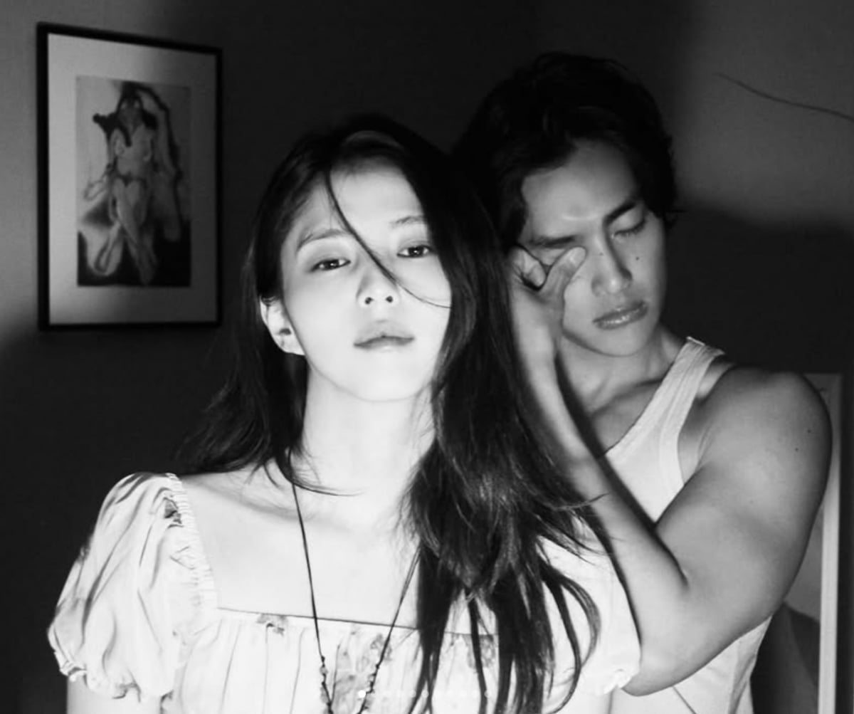 노란 수영복에 섹시한 몸매 어필하는 존예 처자