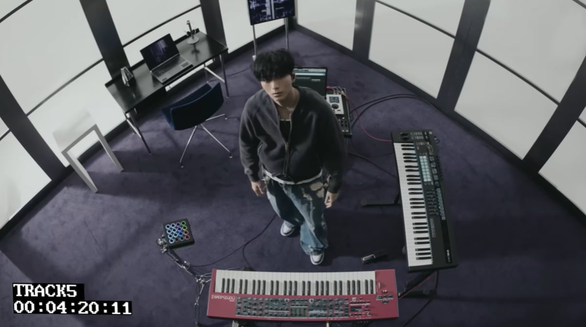 노란 수영복에 섹시한 몸매 어필하는 존예 처자