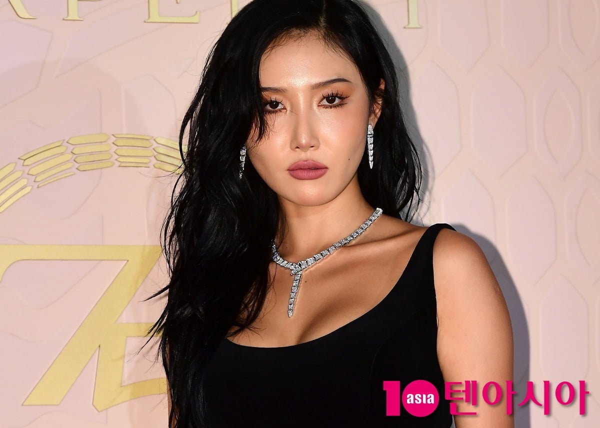 노란 수영복에 섹시한 몸매 어필하는 존예 처자