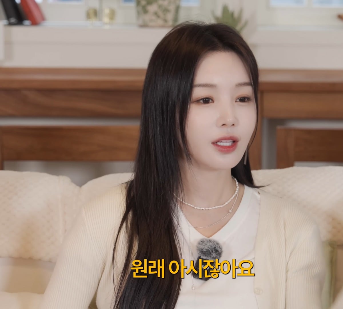 노란 수영복에 섹시한 몸매 어필하는 존예 처자