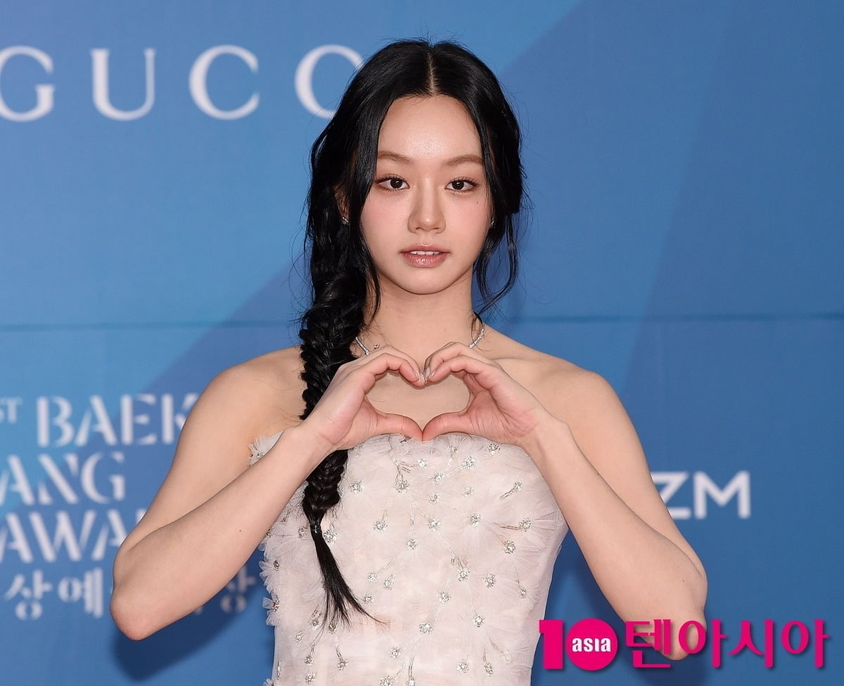 노란 수영복에 섹시한 몸매 어필하는 존예 처자