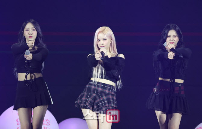 노란 수영복에 섹시한 몸매 어필하는 존예 처자