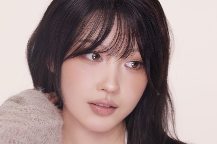 노란 수영복에 섹시한 몸매 어필하는 존예 처자