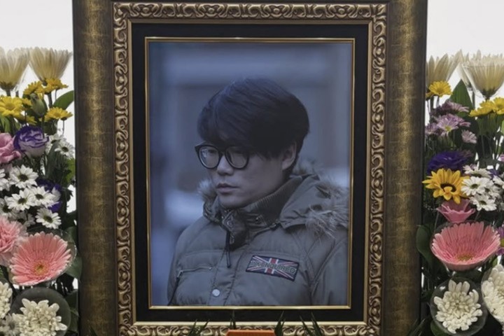 노란 수영복에 섹시한 몸매 어필하는 존예 처자