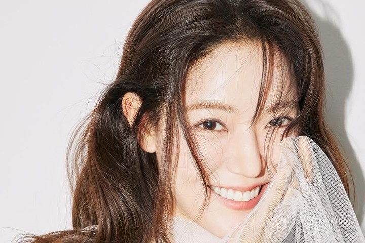 노란 수영복에 섹시한 몸매 어필하는 존예 처자