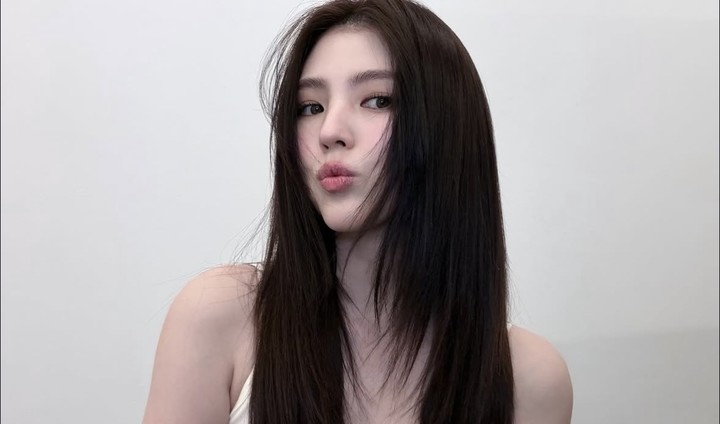 노란 수영복에 섹시한 몸매 어필하는 존예 처자