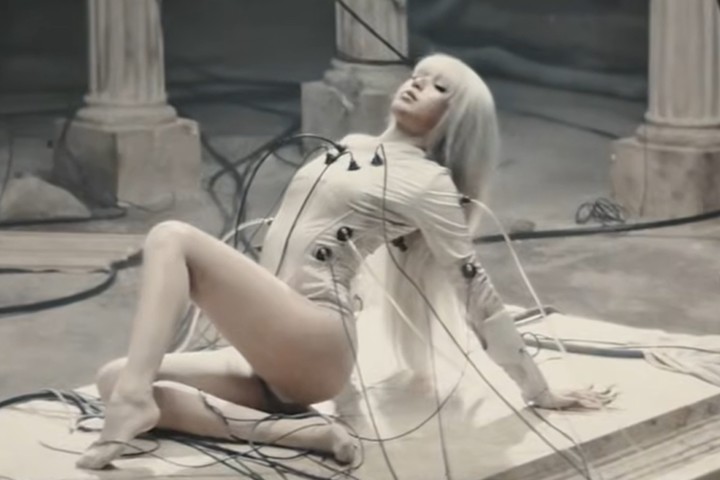 노란 수영복에 섹시한 몸매 어필하는 존예 처자