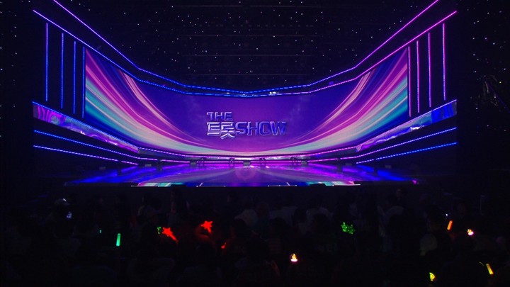 노란 수영복에 섹시한 몸매 어필하는 존예 처자