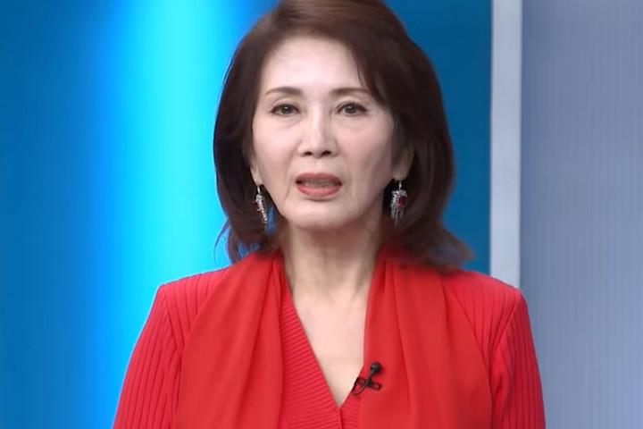 노란 수영복에 섹시한 몸매 어필하는 존예 처자