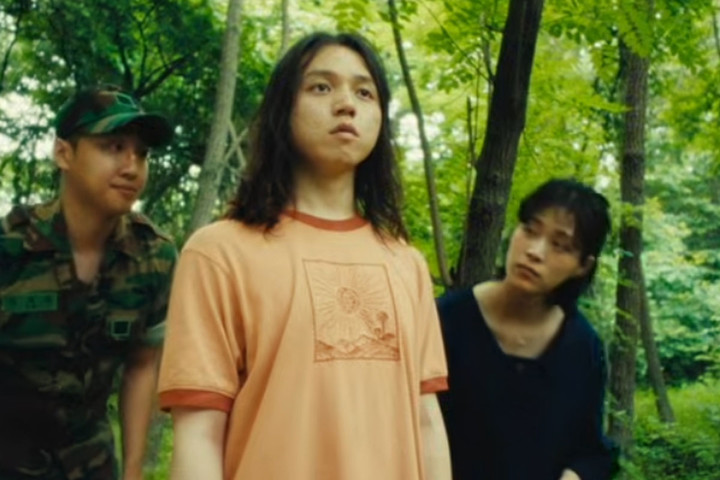 노란 수영복에 섹시한 몸매 어필하는 존예 처자