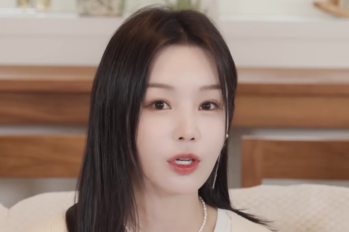 노란 수영복에 섹시한 몸매 어필하는 존예 처자