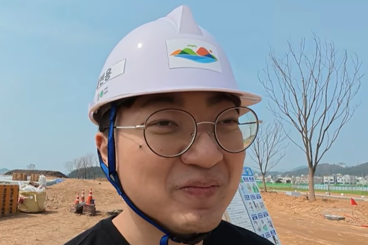 노란 수영복에 섹시한 몸매 어필하는 존예 처자