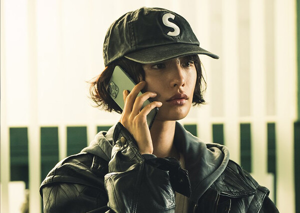 노란 수영복에 섹시한 몸매 어필하는 존예 처자