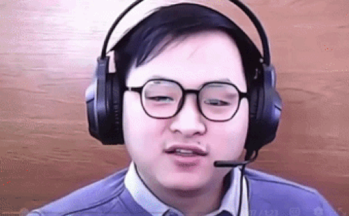 북한 IT 요원으로 의심되는 지원자의 표정이 급격히 굳어가고 있다. 출처=레딧