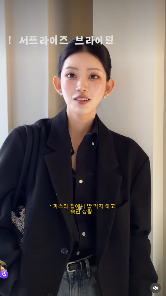 노란 수영복에 섹시한 몸매 어필하는 존예 처자