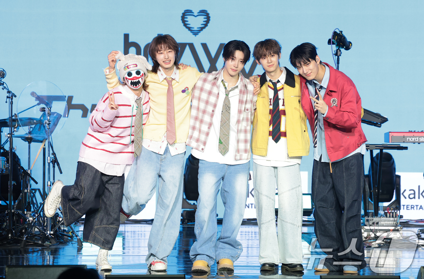 노란 수영복에 섹시한 몸매 어필하는 존예 처자