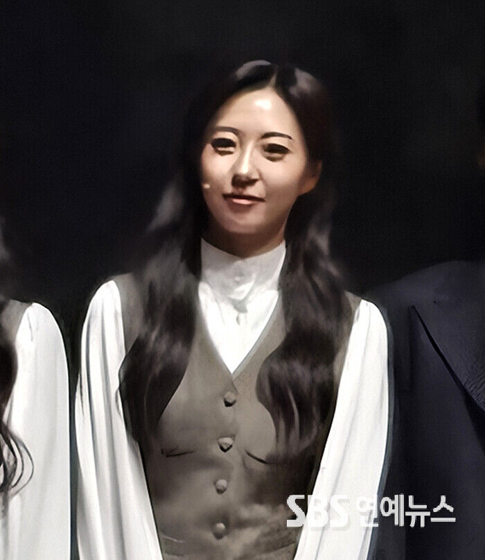 노란 수영복에 섹시한 몸매 어필하는 존예 처자