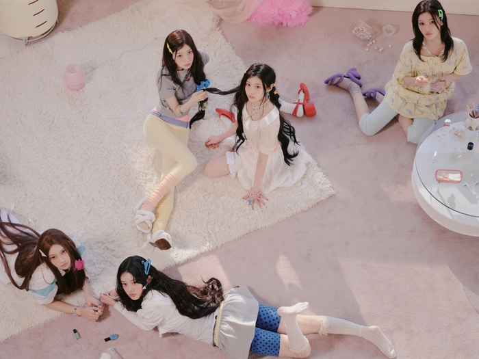 노란 수영복에 섹시한 몸매 어필하는 존예 처자