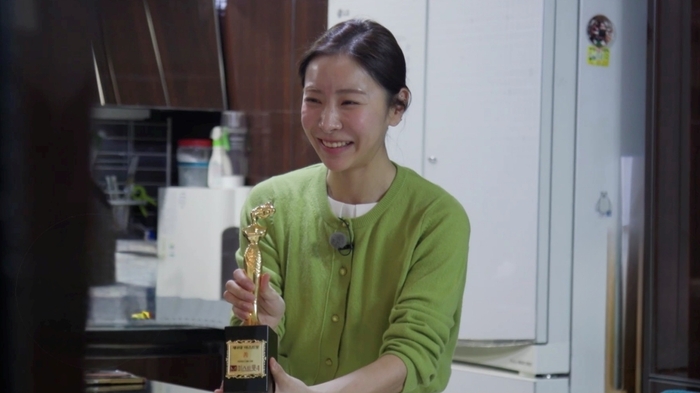 노란 수영복에 섹시한 몸매 어필하는 존예 처자