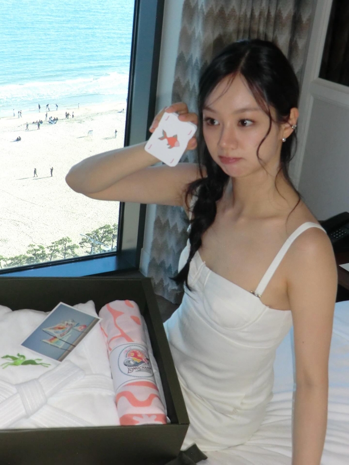 노란 수영복에 섹시한 몸매 어필하는 존예 처자