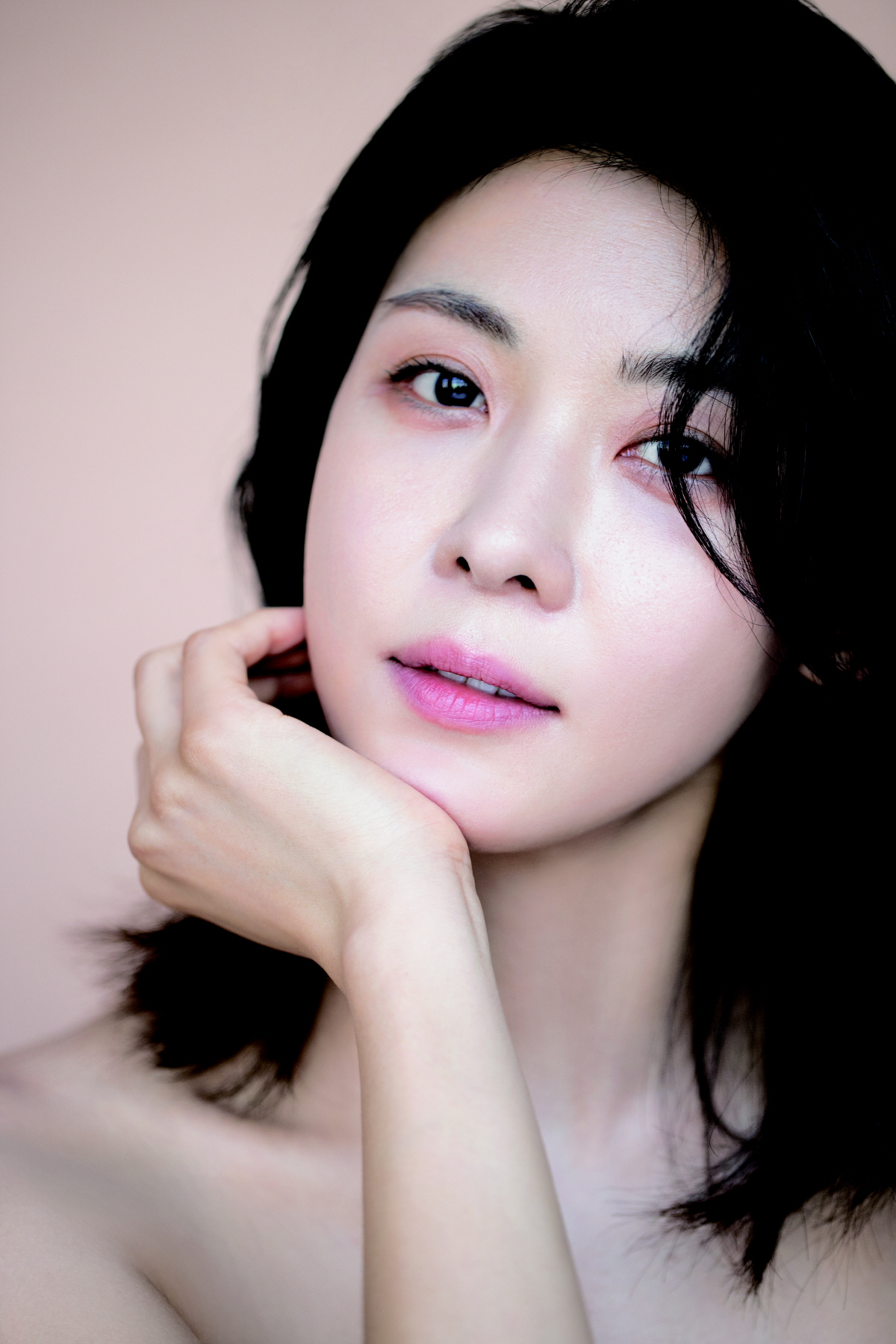 노란 수영복에 섹시한 몸매 어필하는 존예 처자