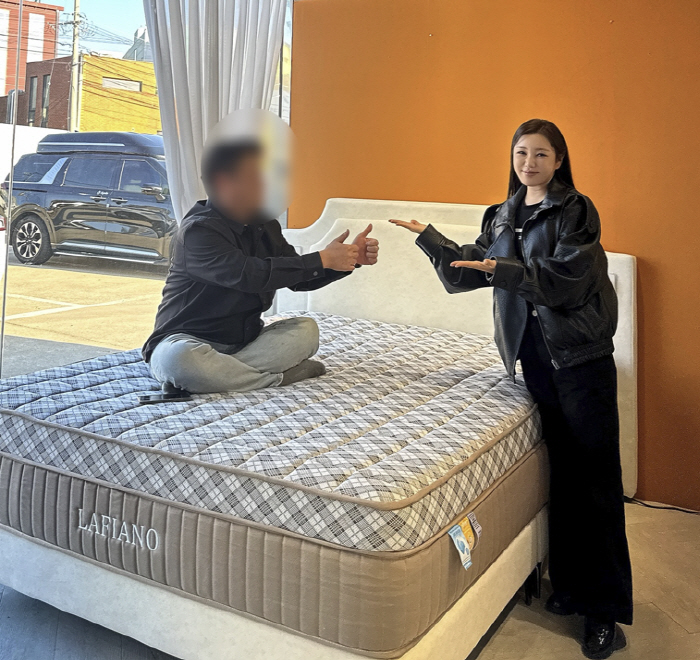 노란 수영복에 섹시한 몸매 어필하는 존예 처자