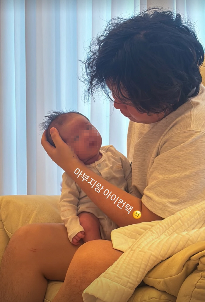 노란 수영복에 섹시한 몸매 어필하는 존예 처자