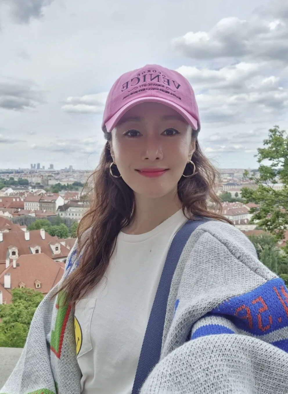 노란 수영복에 섹시한 몸매 어필하는 존예 처자