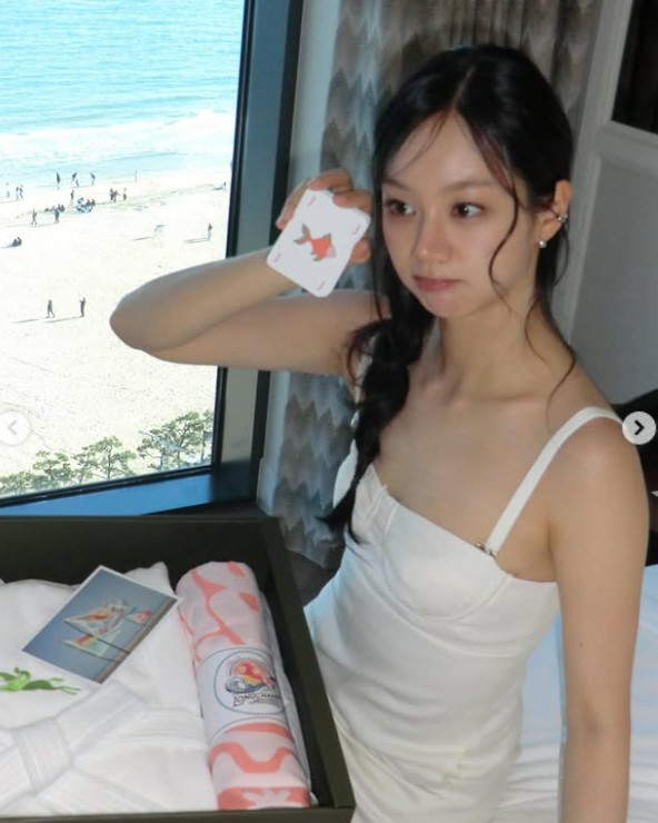 노란 수영복에 섹시한 몸매 어필하는 존예 처자