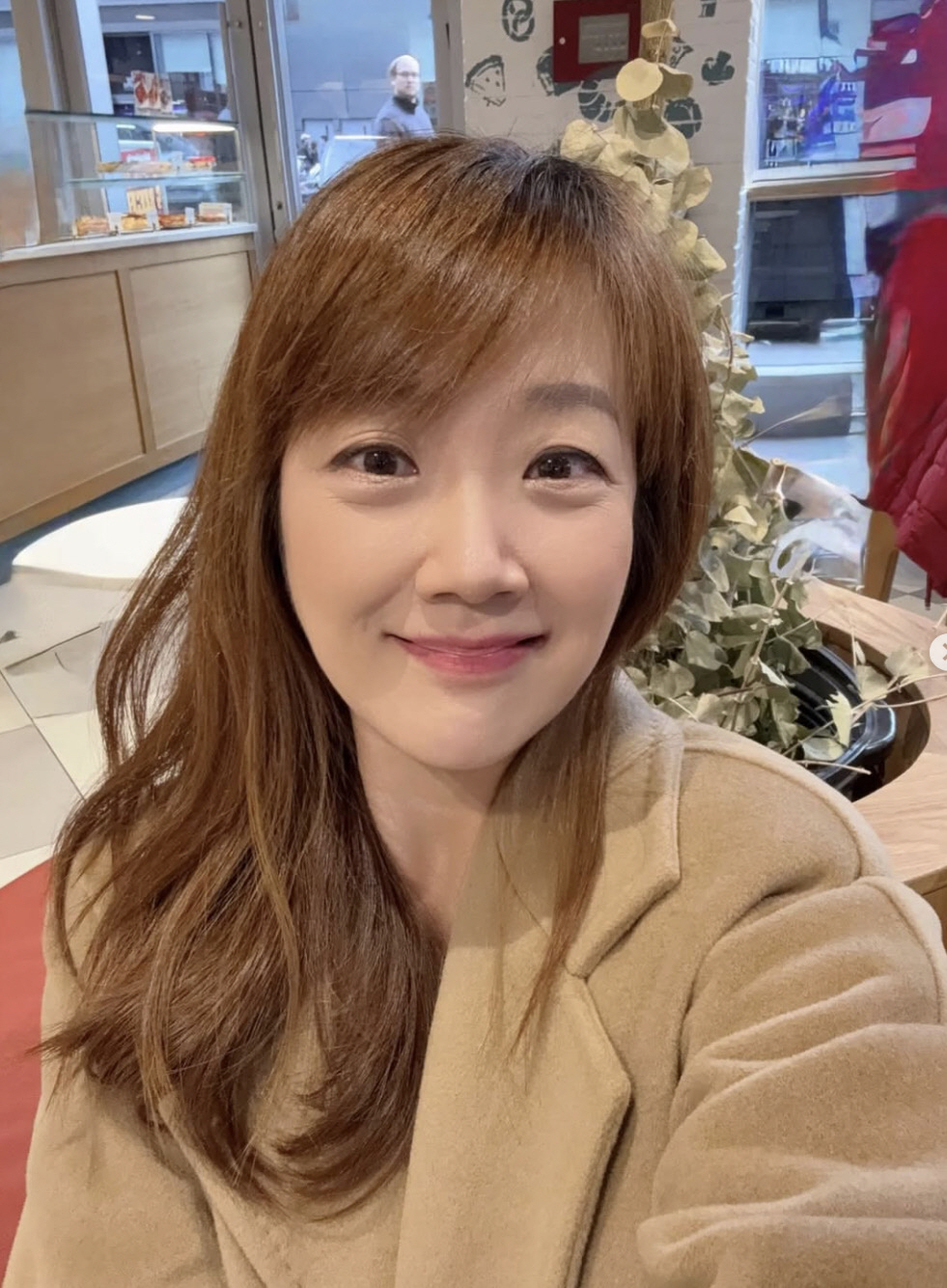 노란 수영복에 섹시한 몸매 어필하는 존예 처자