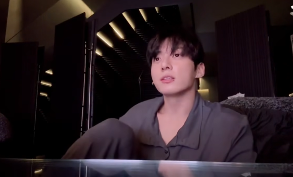 노란 수영복에 섹시한 몸매 어필하는 존예 처자