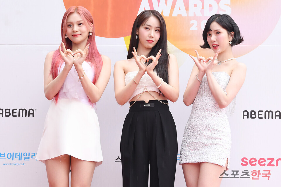 노란 수영복에 섹시한 몸매 어필하는 존예 처자