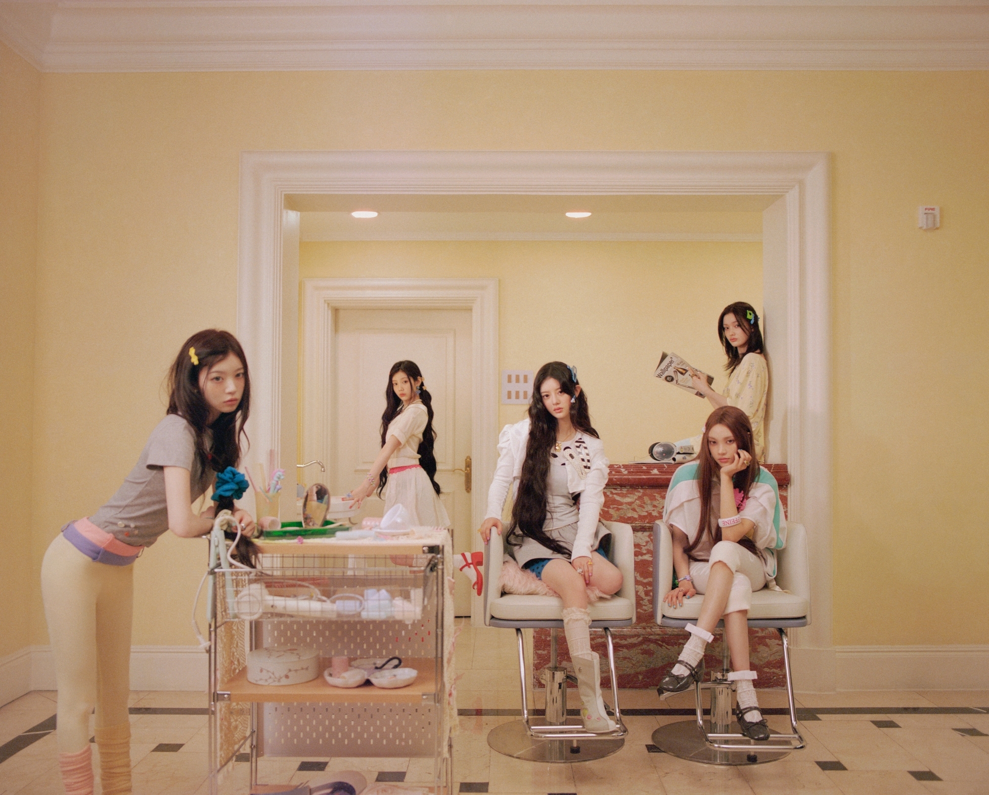 노란 수영복에 섹시한 몸매 어필하는 존예 처자