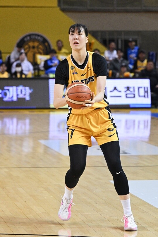 [WKBL PO 리뷰] 정규리그 최강자였던 KB, 우리은행 압도 … FINAL 진출 확률 약 83.3%