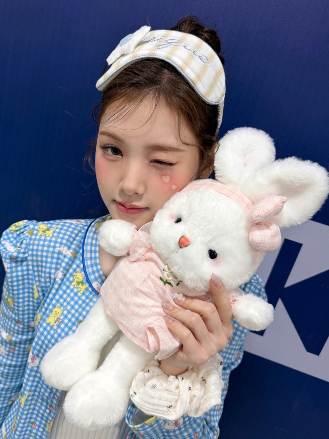 노란 수영복에 섹시한 몸매 어필하는 존예 처자