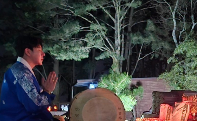 노란 수영복에 섹시한 몸매 어필하는 존예 처자