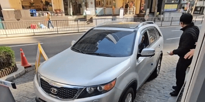 공공 차 2부제 첫날인 8일 오전 서울 중구 서울시청에 차 번호 끝자리가 홀수인 자동차가 출입하려고 하자 제지하고 있다. /황채영 기자