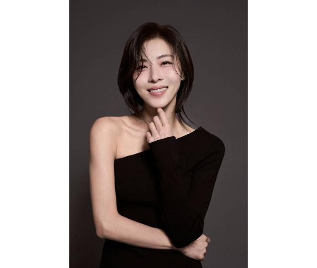 노란 수영복에 섹시한 몸매 어필하는 존예 처자