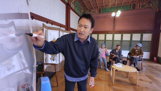 노란 수영복에 섹시한 몸매 어필하는 존예 처자