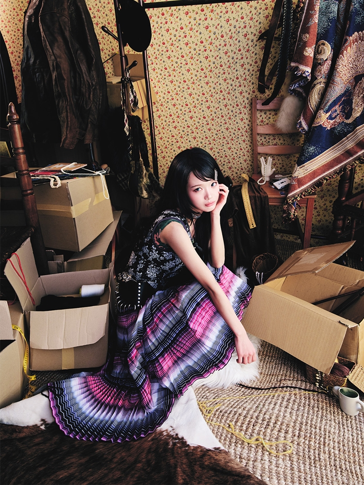 노란 수영복에 섹시한 몸매 어필하는 존예 처자