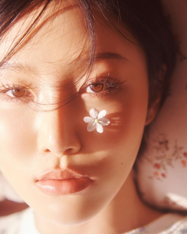 노란 수영복에 섹시한 몸매 어필하는 존예 처자